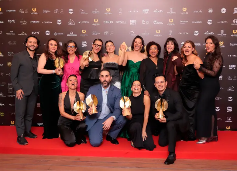 Parte del elenco de estimados señores y los premios que ganaron en los Macondo. FOTO Cortesía Premios Macondo