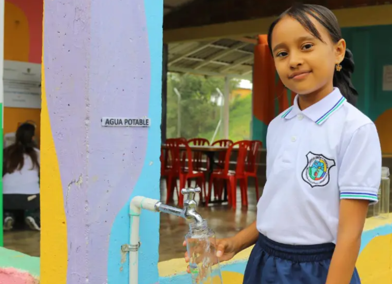 Imagen ilustrativa de estudiante de colegio con agua potable. Foto: cortesía.