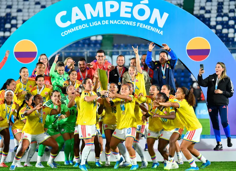 La Selección Colombia femenina, que ha vivido un proceso de renovación, celebró su primer título internacional al coronarse campeona de la Liga de Naciones Femenina. FOTO afp
