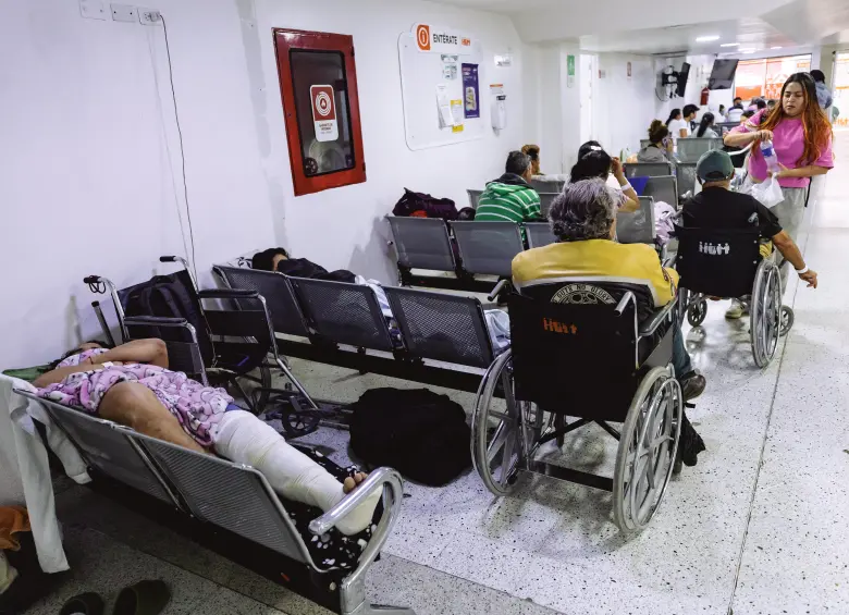 Pacientes acostados en sillas metálicas o tirados en el suelo hacen parte del paisaje en los hospitales de Medellín este mes. FOTO Camilo Suárez
