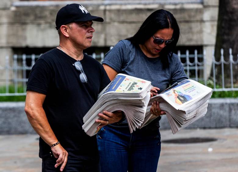 La orden de la alcaldía a contratistas fue repartir en total un millón de periódicos en esta última semana de campaña. FOTO julio herrera