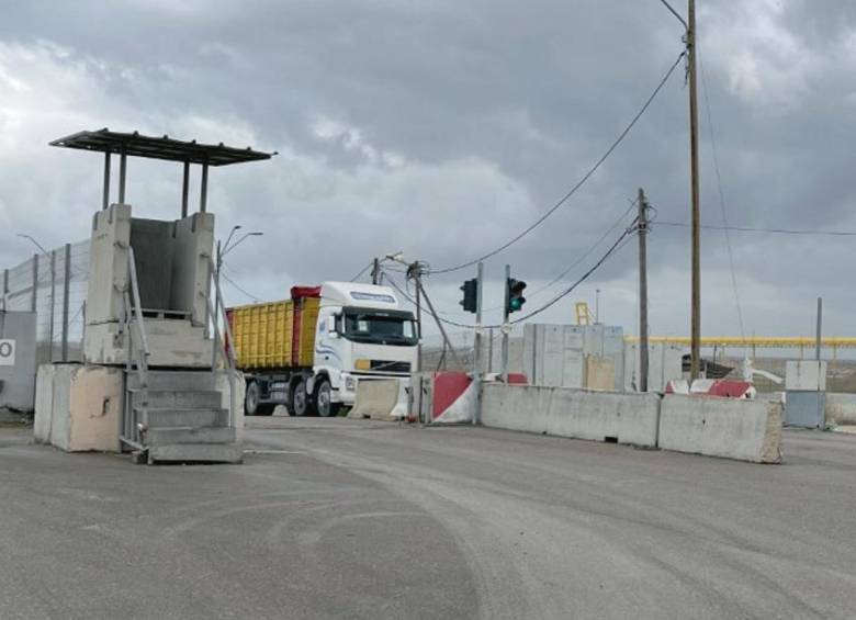Los pasos fronterizos son administrados por personal con formación militar para frenar el paso de mercancía que termina convirtiéndose en la base de armas para el grupo terrorista Hamás. FOTO: Daniel Valero