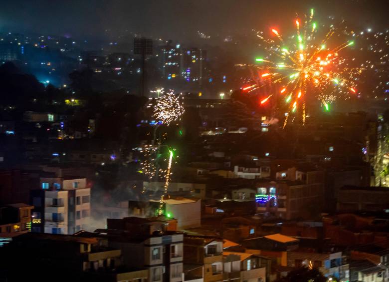 El fenómeno de la Alborada, que históricamente ha marcado el inicio extraoficial de la temporada decembrina en la capital antioqueña, se manifestó con una fuerza que resonó desde el sur hasta el norte del Valle de Aburrá. Foto: Juan Antonio Sánchez