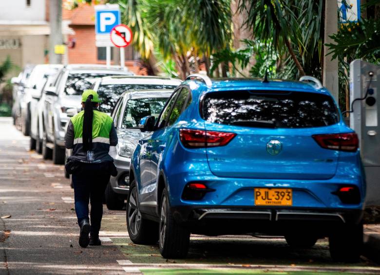 Las Zonas de Estacionamiento Regulado (ZER) buscan controlar el parqueo en la vía pública. Sin embargo, los impulsadores se han visto afectados por las personas que se van sin pagar o aquellos que intentan agredirlos para no cancelarles. FOTO JULIO CÉSAR HERRERA