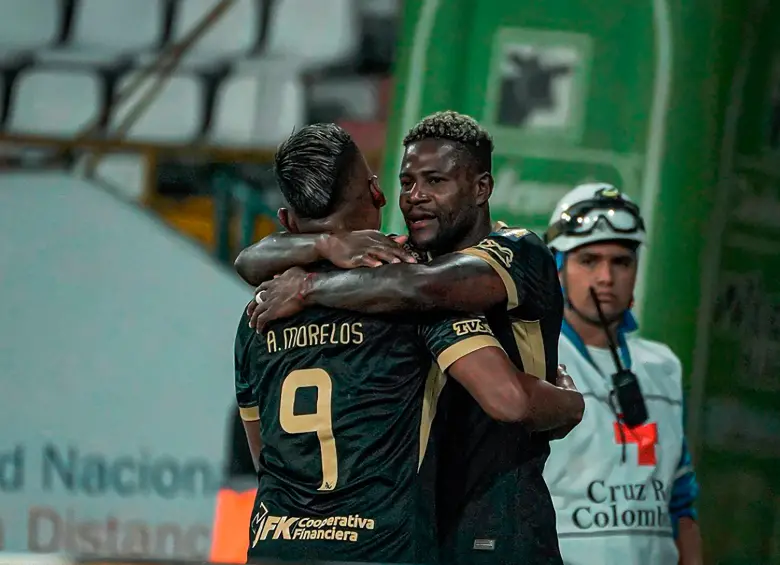 En la imagen aparecen celebrando la anotación del primer gol, Dayro Asprilla y Alfredo Morelos, FOTO: Nacional