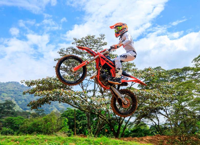 Valentino en su nueva moto 85 CC. Foto: Camilo Suárez. 