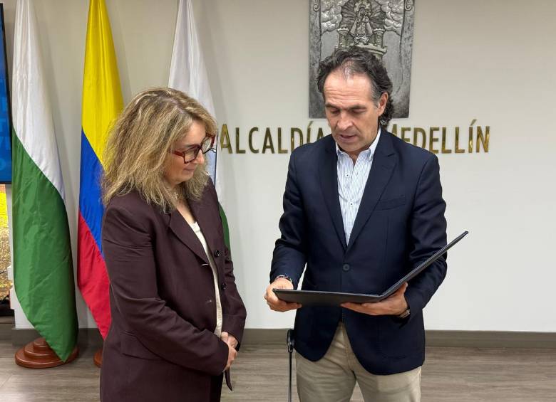 Luz María Sierra recibió la Orden al Mérito Cívico y Empresarial Gonzalo Mejía, categoría oro, por su trayectoria periodística y su aporte a la ciudadanía. FOTO: EL COLOMBIANO. 