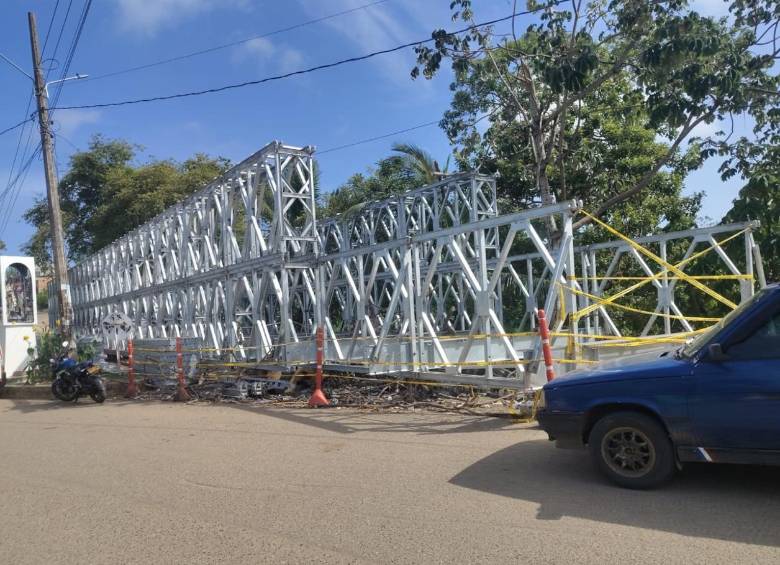 El puente ya está casi armado en uno de los costados de la vía, pero sigue sin ser instalado sobre el río. FOTO: Cortesía.