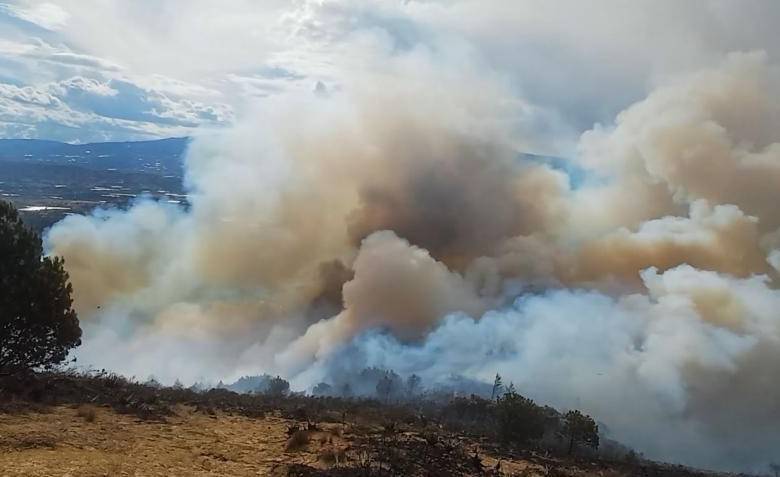 Desde el sábado se avanza en Villa del Leyva en tratar de controlar el incendio. Foto: redes