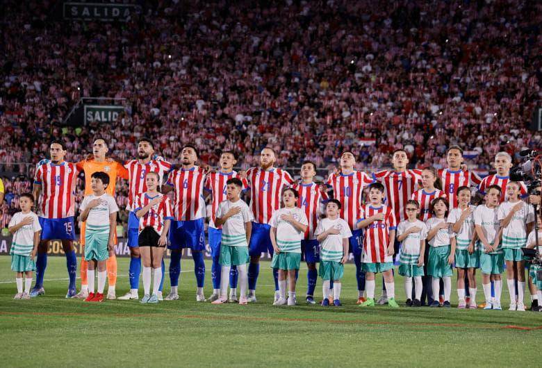 Los hinchas paraguayos que asistan al Estadio Defensores del Chaco en Asunción, solo podrán ingresar con la camiseta de su selección. FOTO: Tomada de X @Albirroja