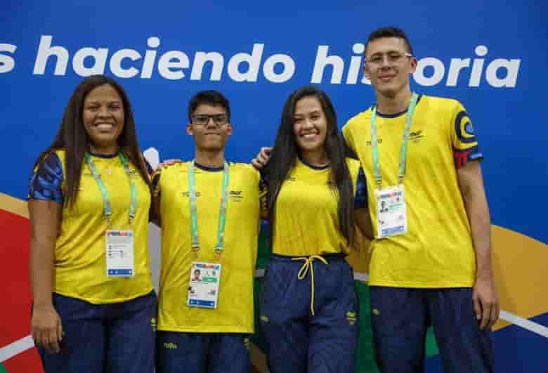 Equipo colombiano campeón del ajedrez bolivariano. De izquierda a derecha: Ingris Rivera, Santiago Ávila, Valentina Argote y Esteban Valderrama. FOTO: Tomada de X @OlimpicoCol