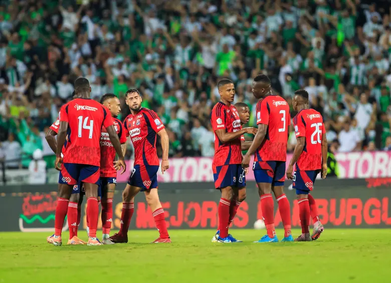 Los defensas Fainter Torijano y Jhon Palacios fueron titulares en el duelo entre Atlético Nacional y DIM del domingo pasado. FOTO cAMILO sUÁREZ 