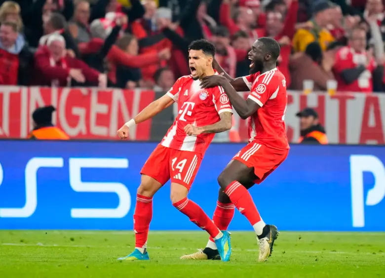 Luis Díaz celebra junto a Dayot Upamecano el gol que le dio la tranquilidad al Bayern Múnich ante el Real Madrid en los cuartos de final de la Champions League, en el Allianz Arena. FOTO GETTY