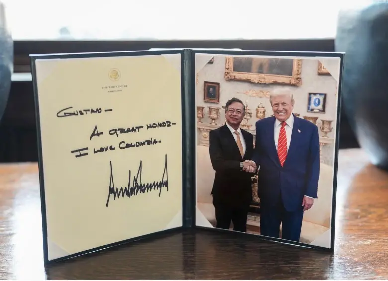 El escrito traduce: “Gustavo. Un gran honor. Adoro a Colombia. Donald J Trump”. Foto: Presidencia.