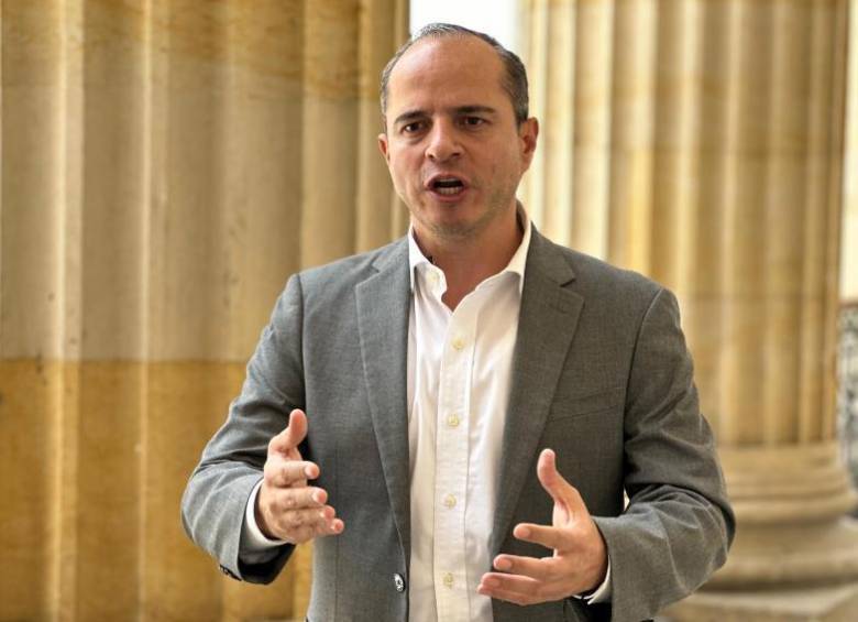 Espinal trabaja en llave con la senadora Paola Holguín. FOTO Colprensa