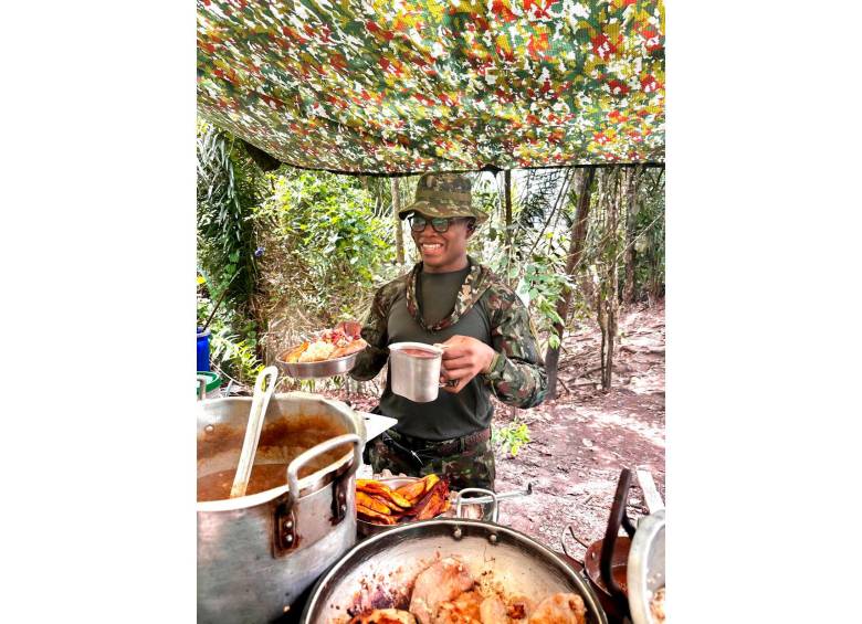Jhan Carlos Mosquera prepara los alimentos para cerca de 40 compañeros del Ejército en medio del campo, donde improvisa su cocina con los elementos que tiene a mano. FOTO Cortesía archivo personal 