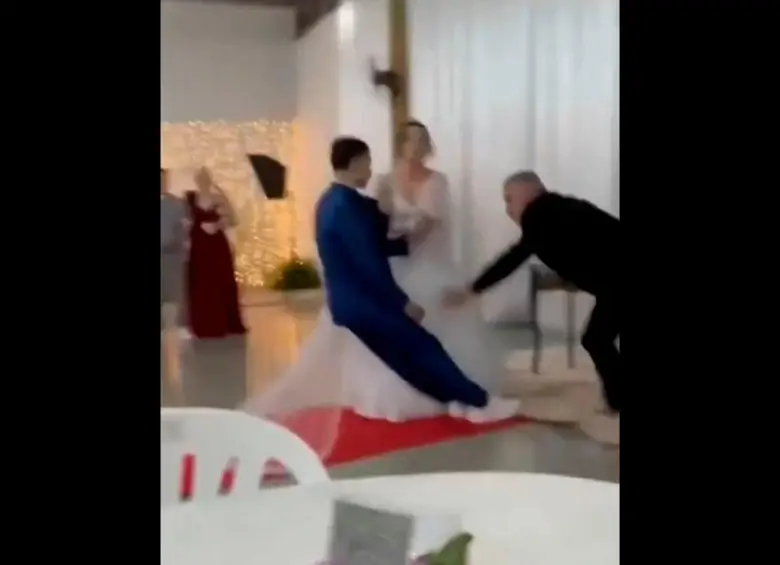 El pastor que oficiaba el matrimonio reaccionó para evitar que el joven se golpeara al caer. FOTO CAPTURA DE VIDEO