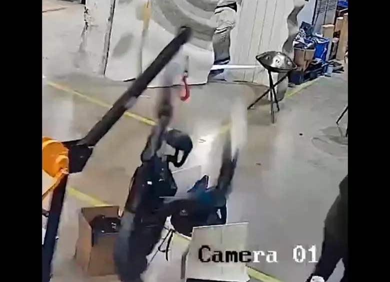 En el video se ve a una máquina lanzando golpes hacia una de las personas que estaba en el lugar. FOTO CAPTURA DE VIDEO