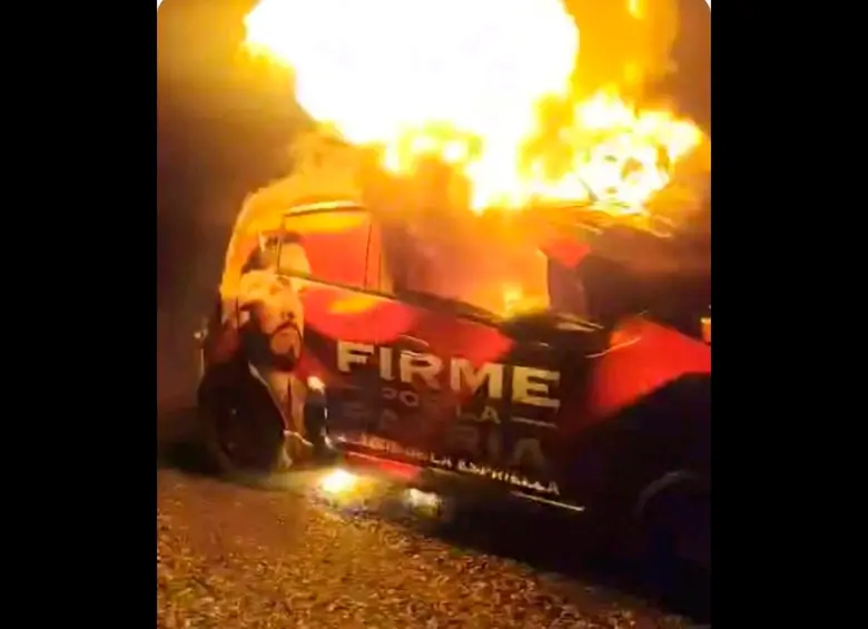 Imagen del ataque a un carro con publicidad de Abelardo de la Espriella en Arauca. FOTO CAPTURA DE VIDEO