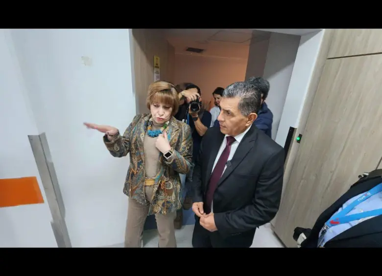 La directora del Instituto Nacional de Cancerología, doctora Carolina Wiesner, y el interventor de Nueva EPS, Jorge Iván Ospina. FOTO CORTESÍA