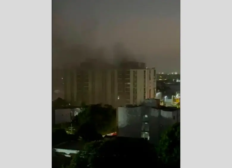 El incendio se presentó en el conjunto residencial Flores de Recreo de Barranquilla. FOTO CAPTURA DE VIDEO