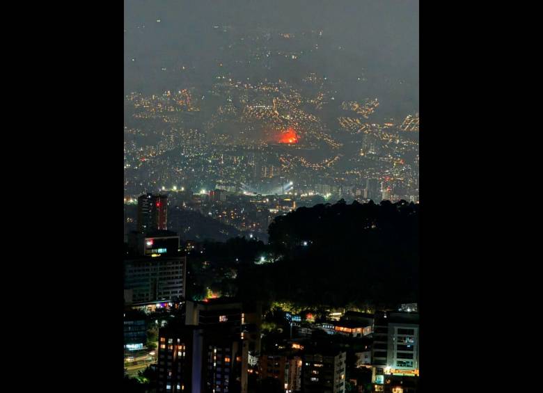 Incendio en la vía al mar visto desde la parte suroriental de Medellín. FOTO SUMINISTRADA