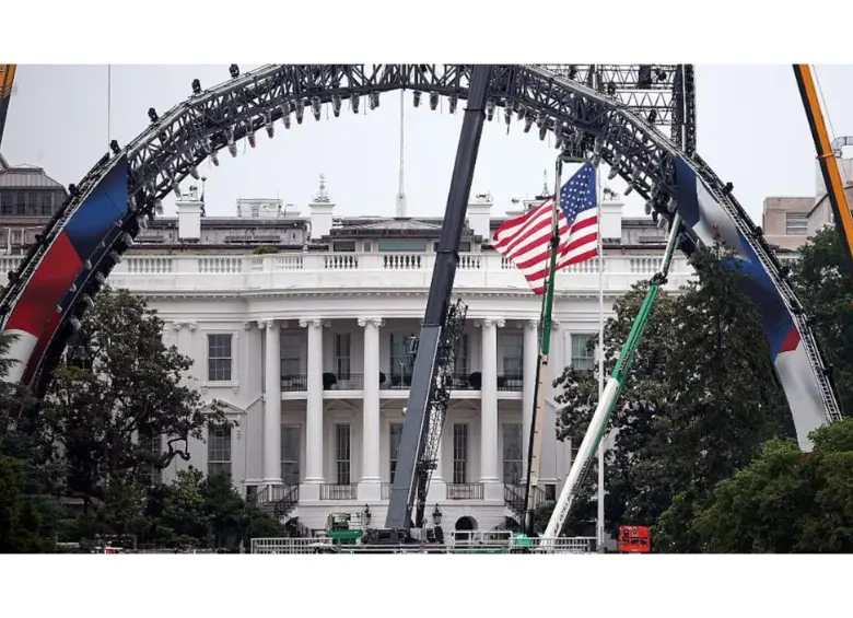Construcción temporal de la UFC de Donal Trump Foto X@NEWSMAX