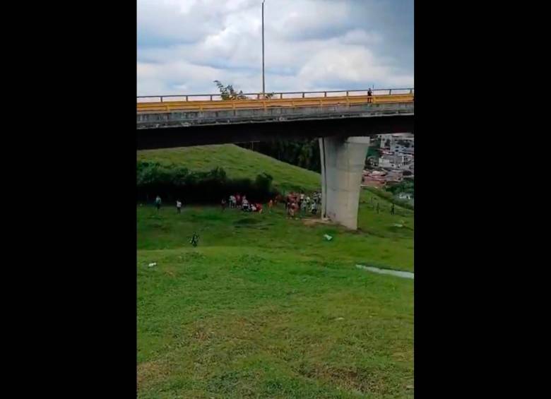 El accidente ocurrió en el puente Helicoidal de Calarcá (Quindío), en el sentido que viene desde el Alto de La Línea. FOTO CAPTURA DE VIDEO