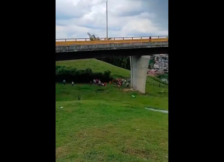 Sube a 10 la cifra de muertos por accidente de bus en La Línea, ¿quiénes iban a bordo?
