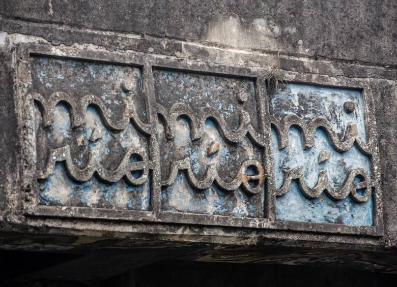 Antiguos logos del Intituto Mi Río que dan cuenta del descuido que ha tenido el aula ambiental en muchos años. FOTO: Julio Herrera