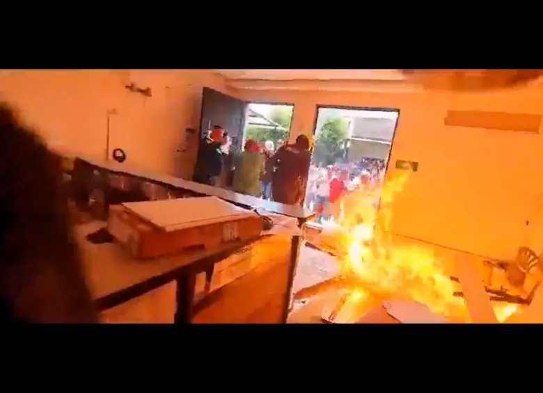 Imágenes del incendio en la sede de la Registraduría en Gamarra. FOTO CAPTURA DE VIDEO