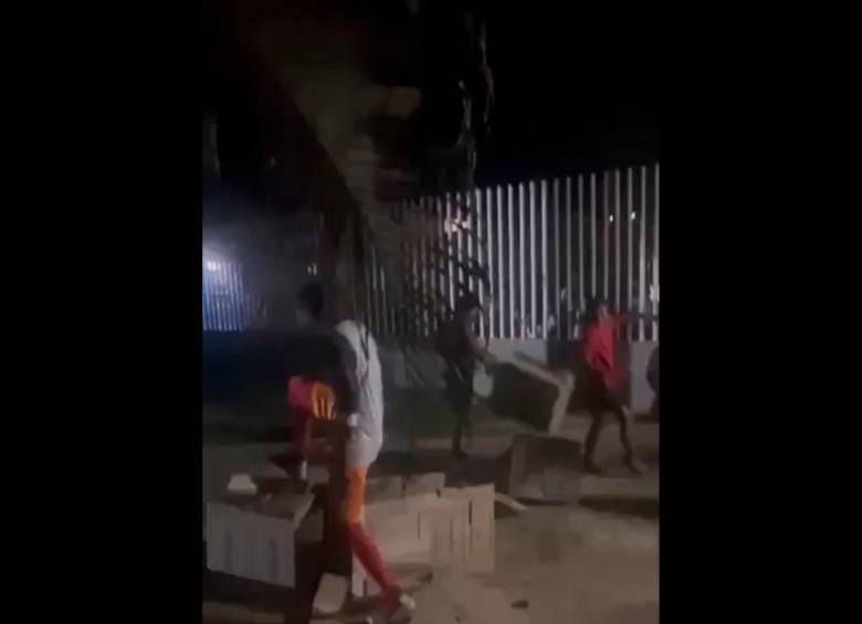 En video quedó captado el momento en el que personas destruyeron urnas y material de la Registraduría. FOTO CAPTURA DE VIDEO