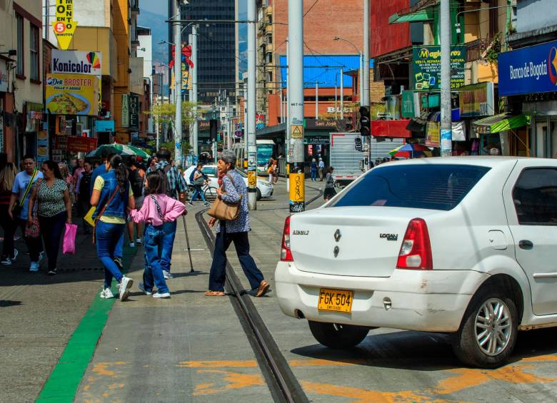De acuerdo con las cifras del Metro, en 2023 cerca de 71 incidentes en el tranvía fueron causados por peatones imprudentes. FOTO: CAMILO SUÁREZ