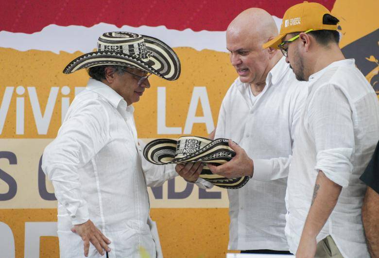En octubre de 2024 el presidente Gustavo Petro compartió tarima con el exjefe paramilitar Salvatore Mancuso, en Montería. Prometió una mesa de diálogos con AUC e incumplió. FOTO presidencia 
