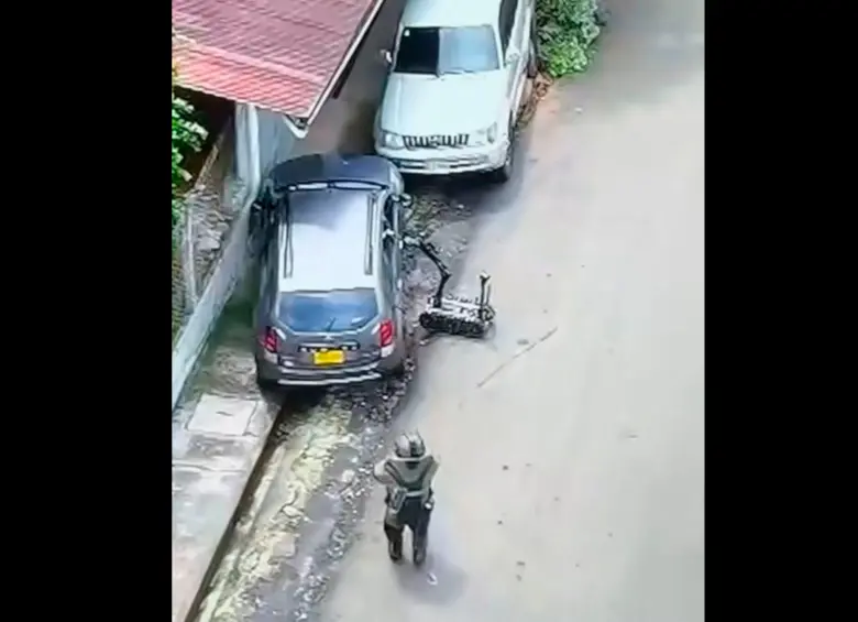 Para desactivar los explosivos, el Ejército utilizó un robot que hizo esa labor de manera controlada. FOTO CAPTURA DE VIDEO