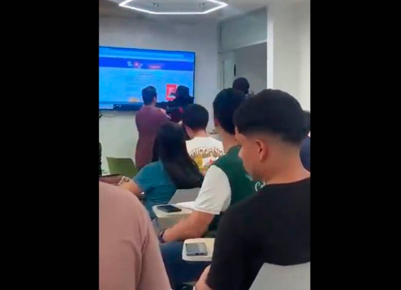 El momento, cuando entran dos personas encapuchadas, quedó captado en video. FOTO CAPTURA DE VIDEO