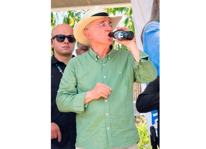 El expresidente Álvaro Uribe durante un evento de campaña en Maicao, La Guajira. FOTO SUMINISTRADA