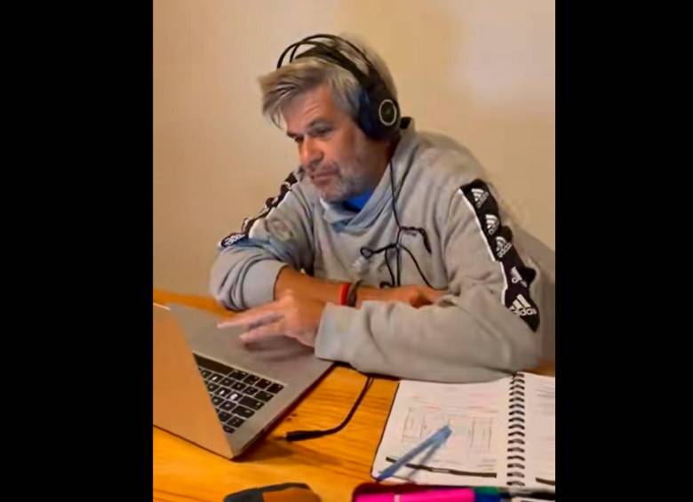 Carlos tiene 50 años y es periodista deportivo en Argentina. FOTO CAPTURA DE TIKTOK @capitanadelespacio_ok