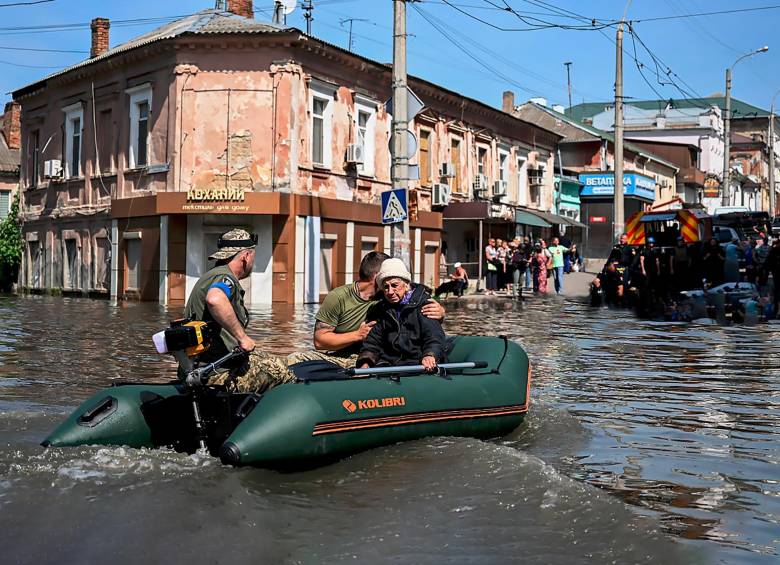 Destrucción de la represa Kajovka, en el río Dniéper. FOTO GETTY