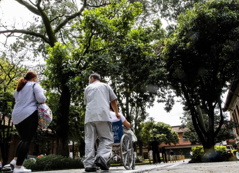 Uno de los pacientes es trasladado por los “túneles verdes” que hay en el San Vicente Fundación. Foto: Julio César Herrera Echeverri