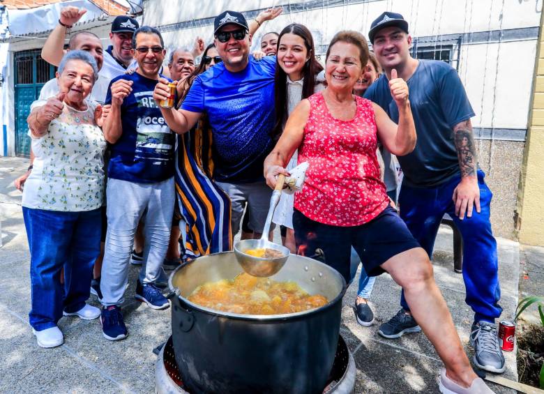 En barrios como La Toma, Manrique, Buenos aires, La Milagrosa y Aranjuez, entre otros, las familias preparan los alimentos en fogones improvisados que se ubican en plena calle. Foto Jaime Pérez