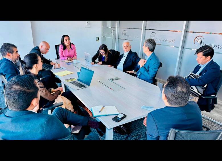 Reuniones entre los representantes de Nueva EPS y Audifarma con la mediación de la Supersalud. FOTO CORTESÍA