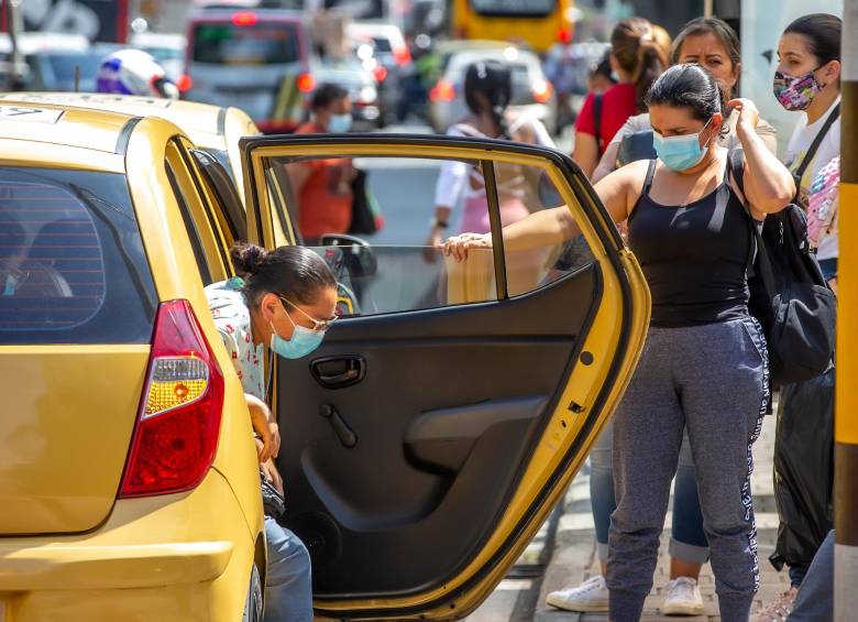 Son 19.000 taxis de Medellín que deberán realizar la actualización de la tarifa para el 2023. FOTO: JUAN ANTONIO SÁNCHEZ