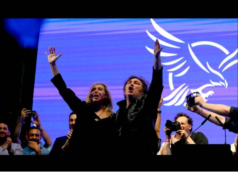 El presidente de Argentina, Javier Milei, y su hermana y secretaria general de la Presidencia, Karina Milei, en el acto de cierre de campaña de La Libertad Avanza. FOTO AFP