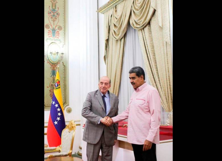 El excanciller Álvaro Leyva durante su reunión con el presidente de Venezuela, Nicolás Maduro. FOTO CORTESÍA