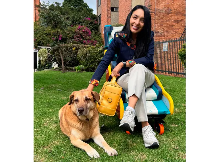 Leidy Cuestas junto a su producto, llamado GymSmile, en Bogotá. FOTO CORTESÍA NICOLÁS ZAMBRANO