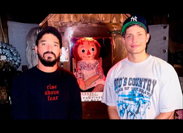 El comediante Matt Rife junto a un socio posando en una foto con la muñeca Annabelle. FOTO REDES SOCIALES