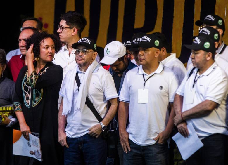La senadora Isabel Zuleta junto a algunos de los miembros de la Mesa de Paz Urbana que dialogan con el gobierno Petro en la cárcel de Itagüí. FOTO: Julio César Herrera