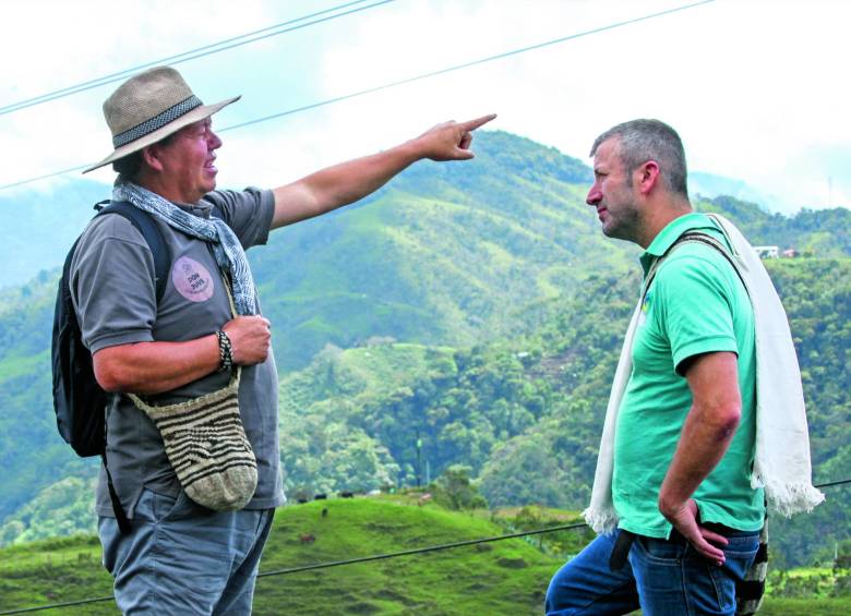 A la izquierda William Forero y a la derecha Francis García son los iniciadores de Caminos de reconciliación. FOTO: Julio César Herrera