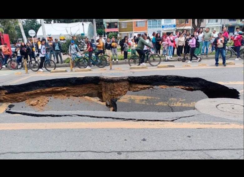 Imágenes del cráter que dejó intransitable una calle en el occidente de Bogotá. FOTO CORTESÍA @ColombiaOscura